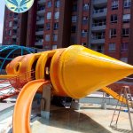 Cohete de fibra de vidrio (PRFV) restaurado y repintado para parque infantil – IngenioFibra