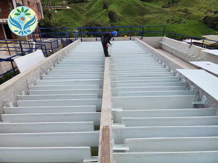 Fabricación e instalación de placas de fibra de vidrio para floculador tipo tabique en planta de tratamiento de agua